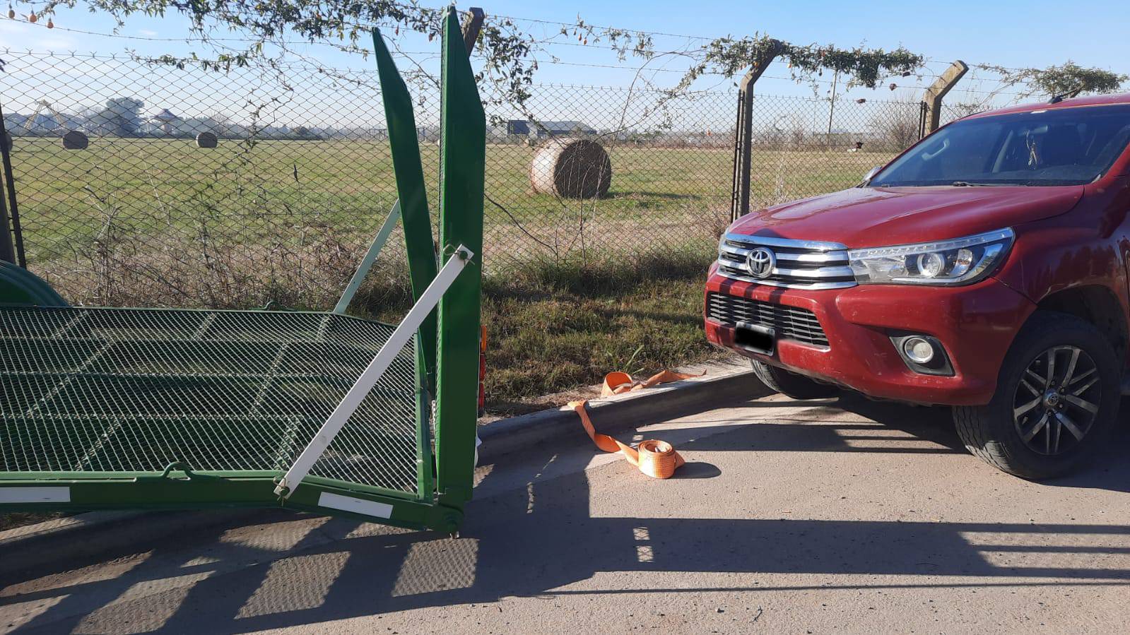 Quiso estacionar un trailer y lo terminó incrustando en el alambrado del Liceo de Funes: terminó multado